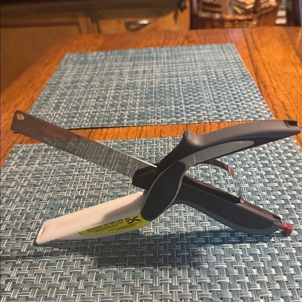 Clever Cutter 2-in-1 Cutting Board scissors